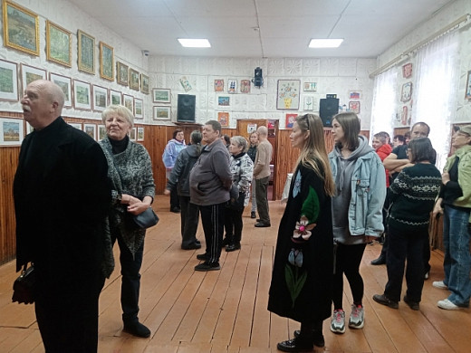 В селе Елховка выставили картины потомственного художника о малой родине